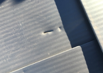 穴が空いてしまっているガルバリウム鋼板屋根