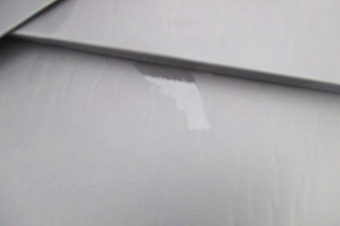 傷が補修されたガルバリウム鋼板屋根