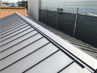 施工後の立平葺き屋根、グレー色に美しく輝いています