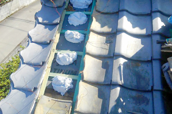 防水性の高いシルガード（漆喰）を使用し、高さを調節しながら再利用の瓦を葺き直します