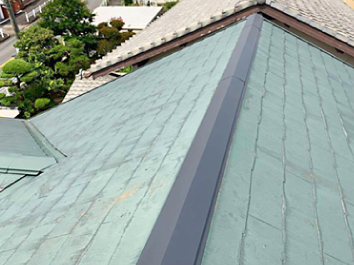 新しい黒色の棟板金に施工完了