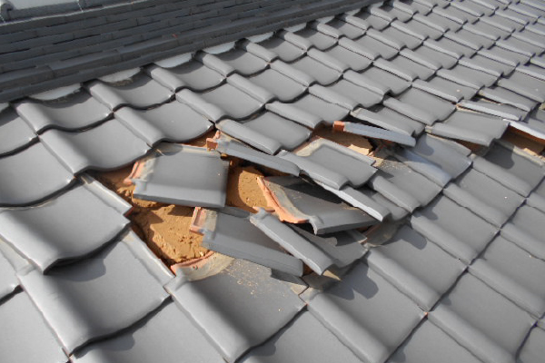 強風によってズレた瓦