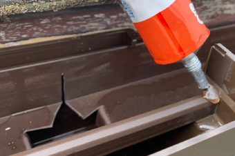 軒樋と集水器がズレないように、軒樋穴から内側に折り曲げ、接合部にもズレ防止のワンポイント接着を行いました