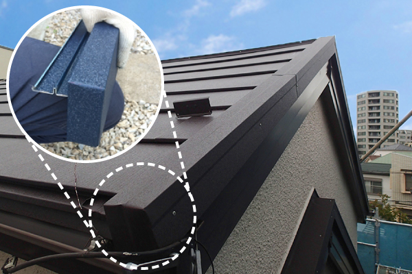 ケラバの端に施工されたガルバリウム鋼板の板金